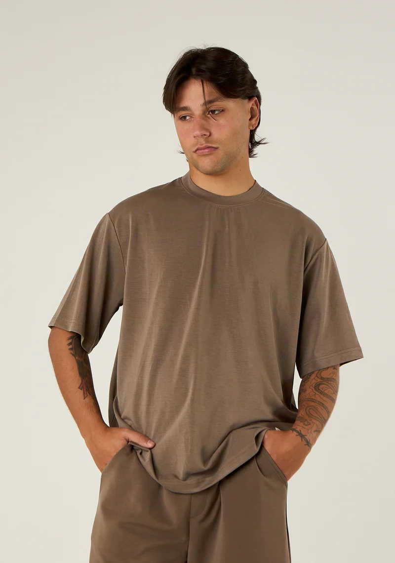 T-shirt over a tessuto fermo