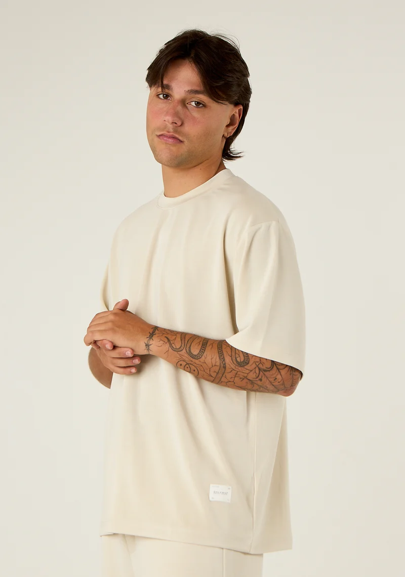 T-shirt over a tessuto fermo