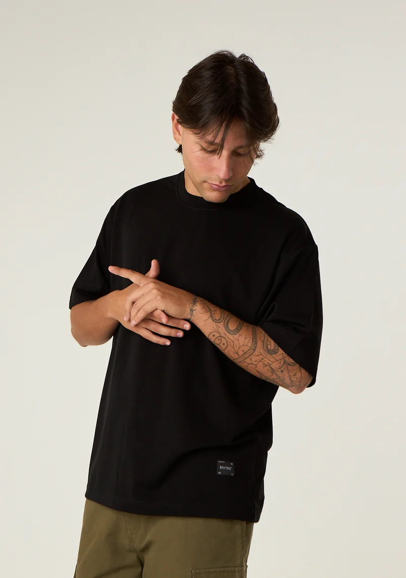 T-shirt over a tessuto fermo