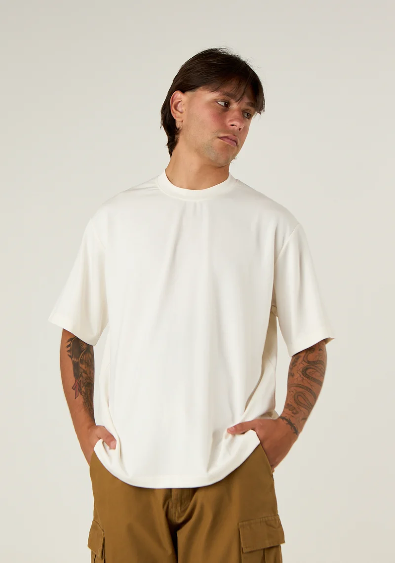 T-shirt over a tessuto fermo
