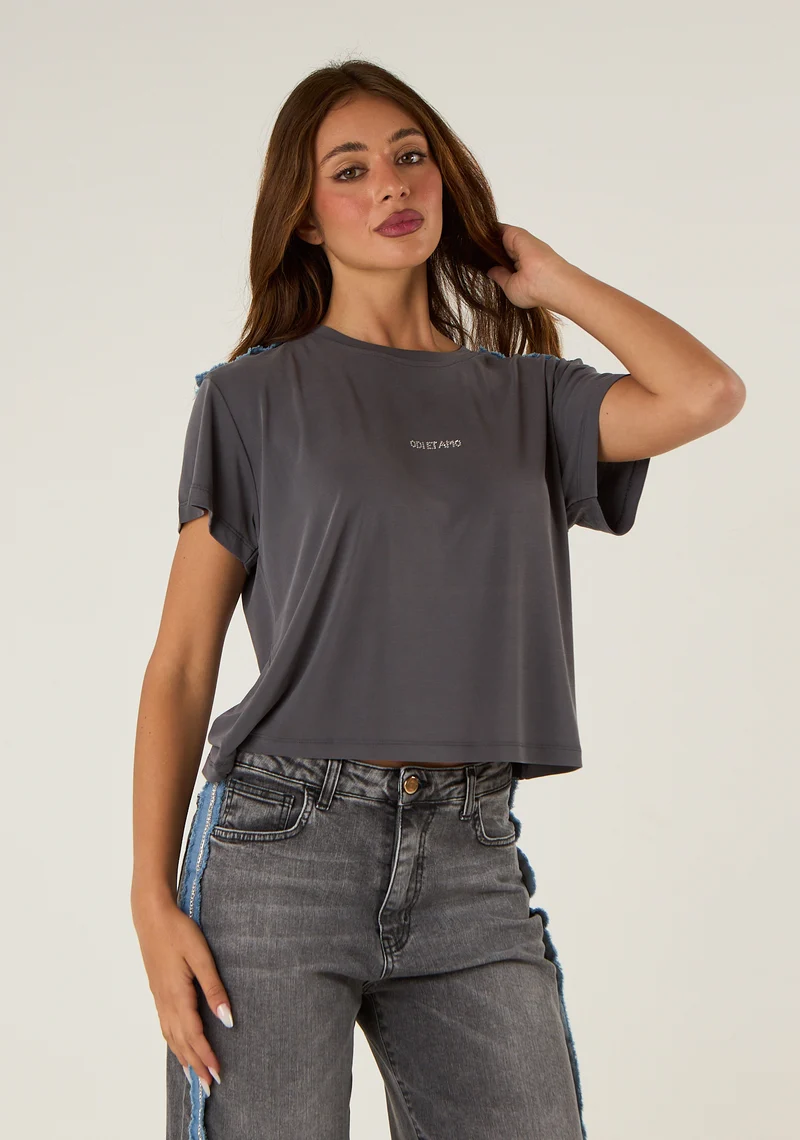 T-shirt con dettaglio su spalla