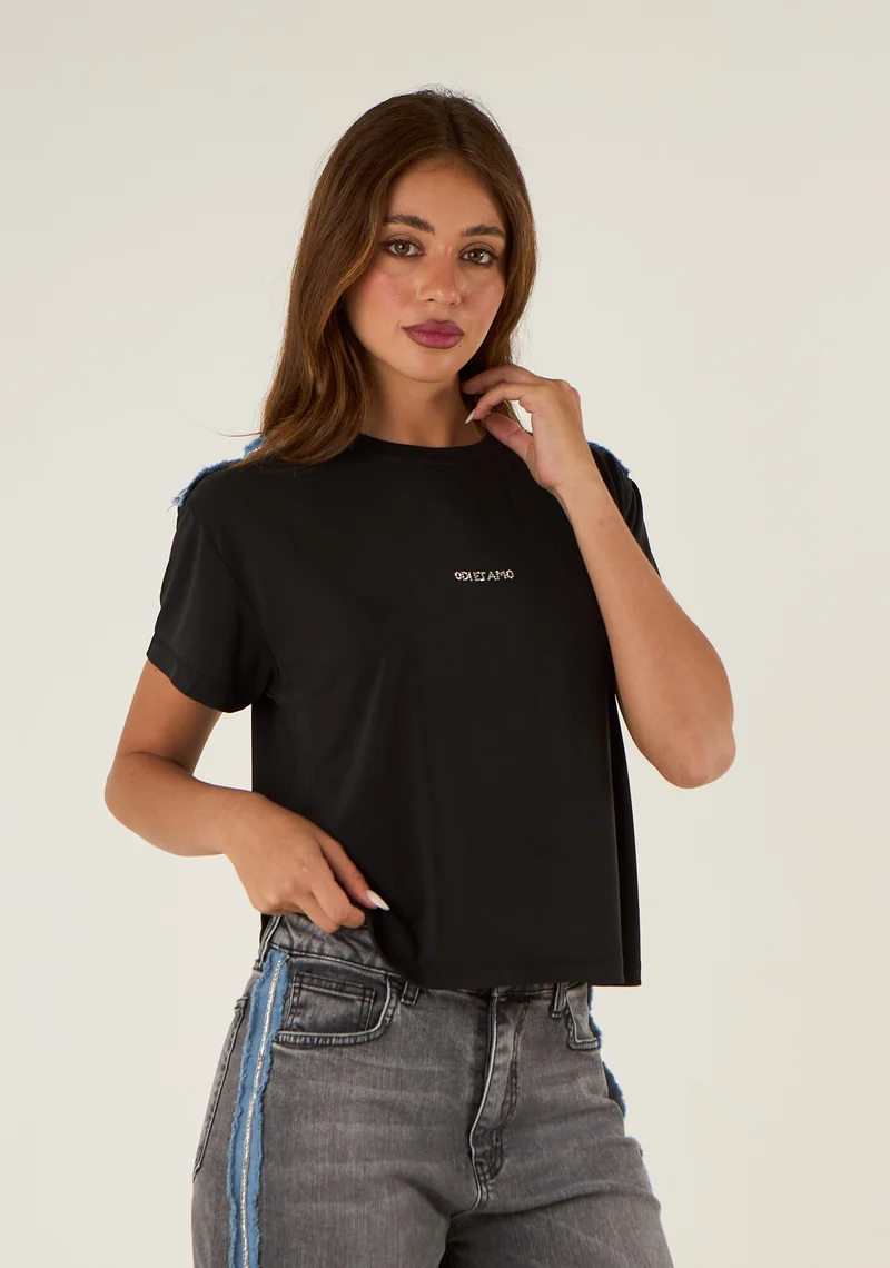 T-shirt con dettaglio su spalla