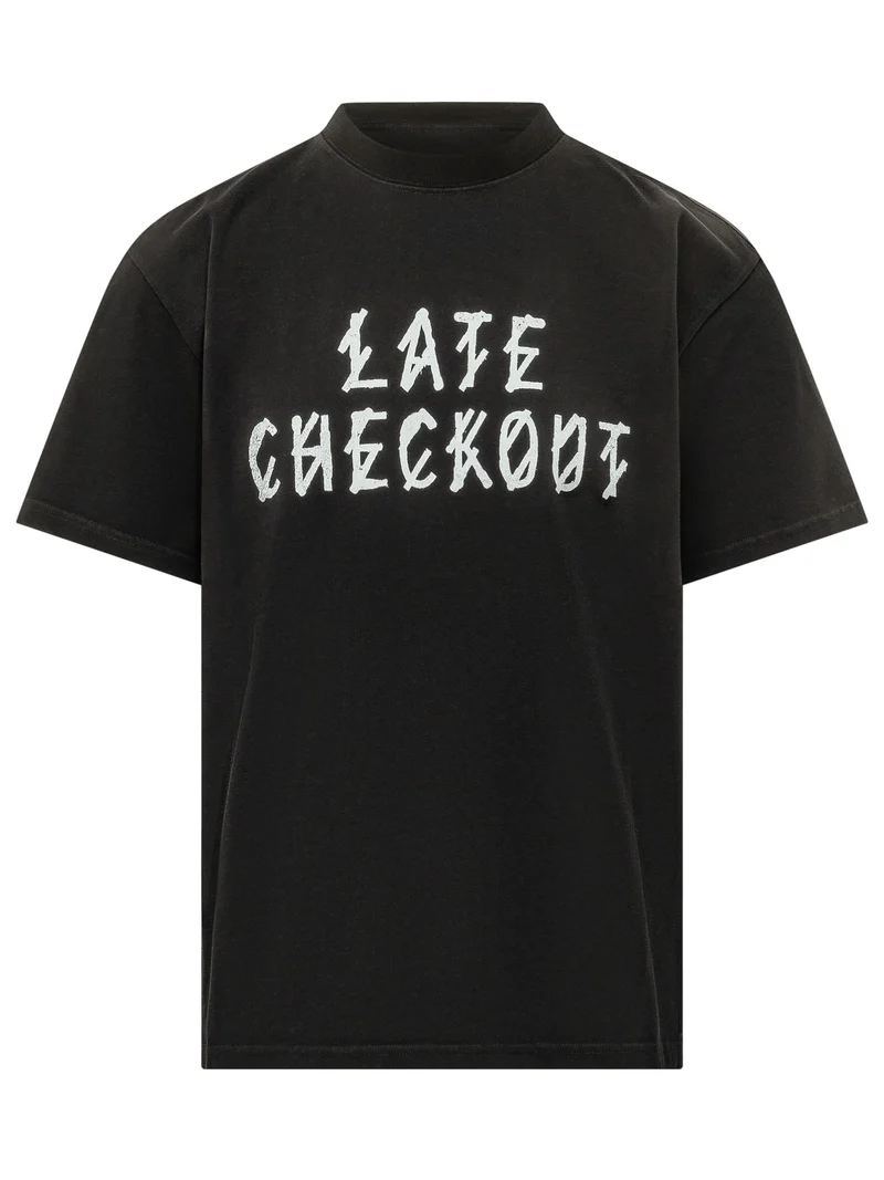 T-shirt Late Checkout con Stampa