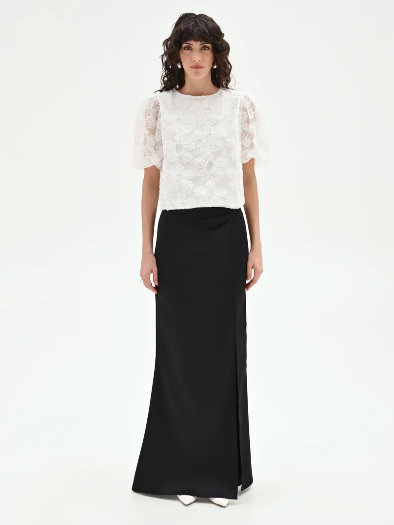 Blusa bianca in organza con maxi fiori applicati