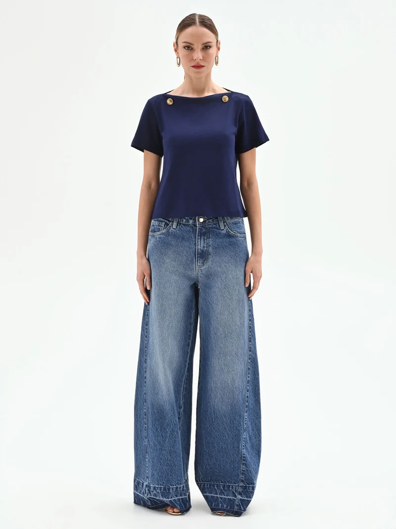 T-shirt blu navy con dettagli oro