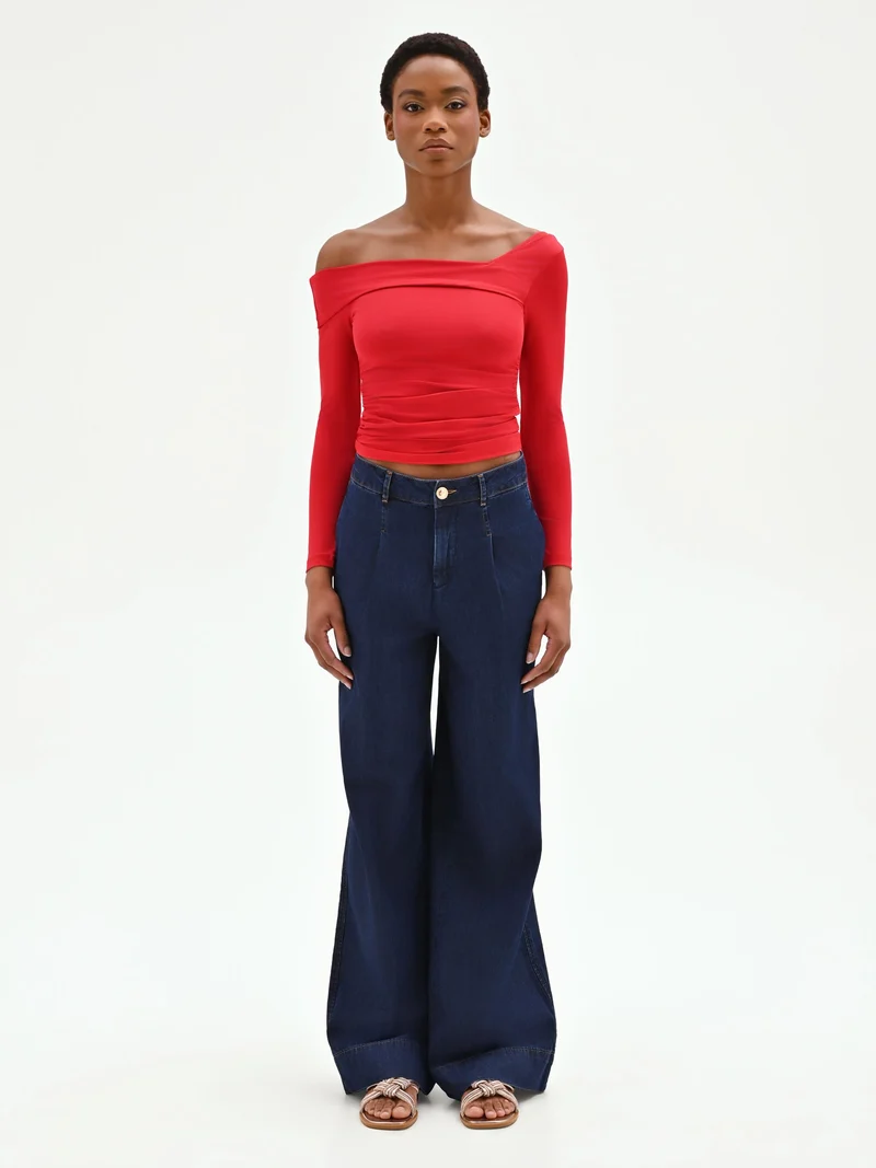 T-shirt rossa con scollo asimmetrico