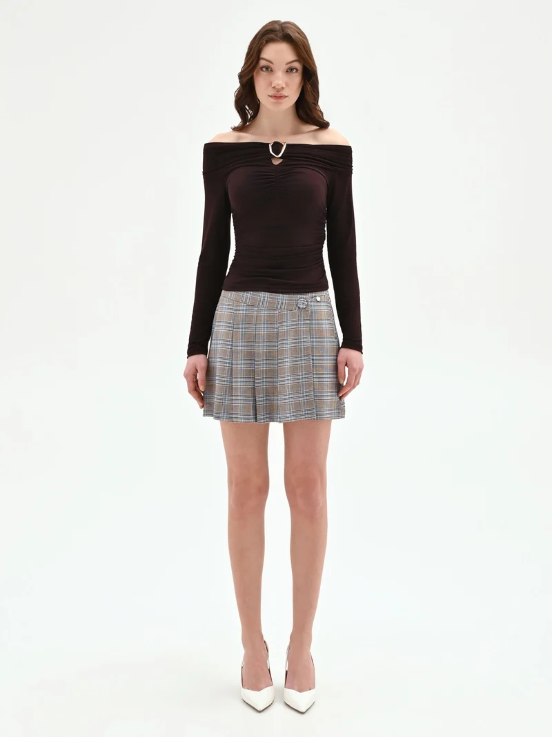 Blusa cioccolato con scollo a barchetta e arricciature
