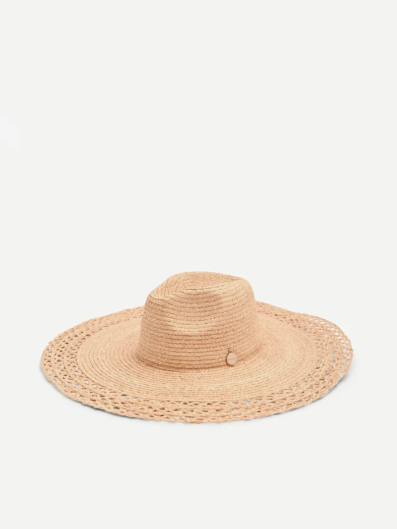Cappello beige a tesa larga con lavorazione traforata