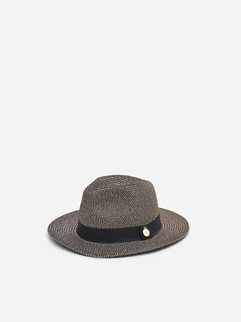 Cappello nero a tesa larga