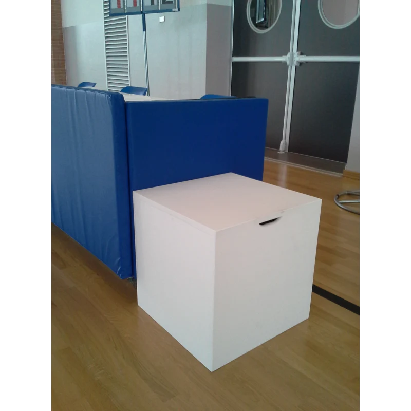Sgabello in legno per giocatori dim cm 50x50x50 con fori per mani Art. B 695