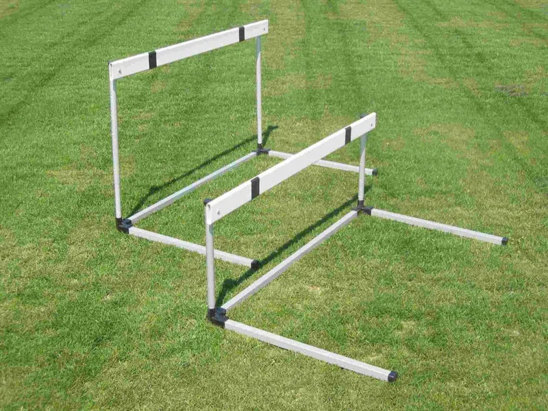 Ostacolo in alluminio, staggetta in abs, altezza regolabile da 76,2 a 106,7 cm. Vivisport