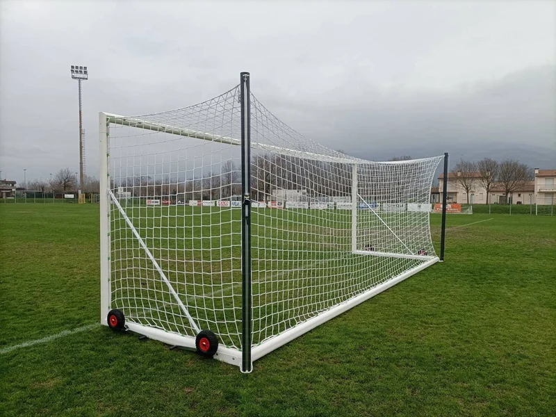 Una Singola Porta Calcio 7,32x2,44m, mobile, in alluminio, a norma UNI EN 748, con sistema di tensionamento rete con pali posteriori verticali e sistema di trasporto 360° su ruote piroettanti art. 5903