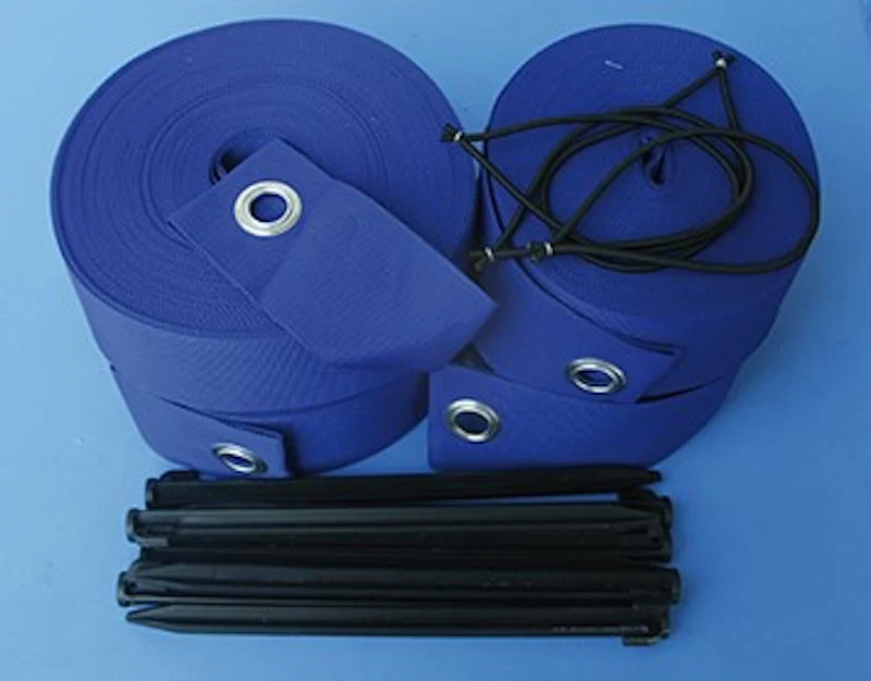Kit segnaletica composto da: 2 nastri mt. 37 e 2 nastri mt. 28 h. mm 80 colore royal + 8 picchetti e 8 elastici Art. P221