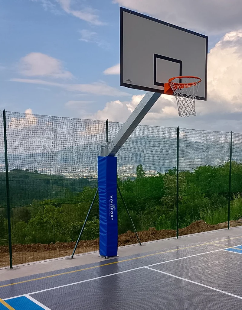 Impianto basket/minibasket monotubolare, tabelloni in fibra di vetro, sbalzo 165 cm, fissaggio a terra con piastra, struttura smontabile. CERTIFICATO UNI-EN 1270 Art. 4216