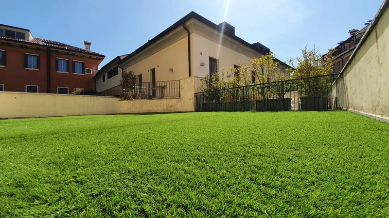 ERBA SINTETICA PER GIARDINI, TERRAZZI E AREE ESTERNE SafeLog