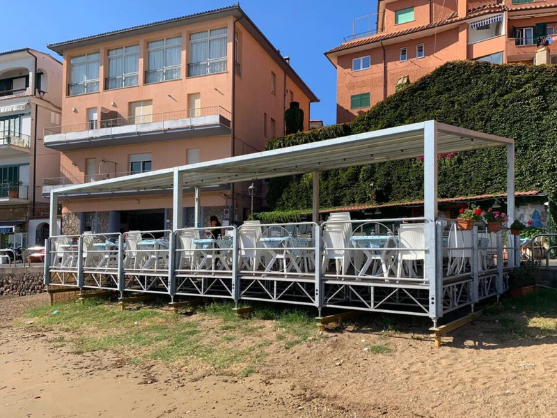 Solarium Modulare M.O. (Progetto Modulare del sistema montante del Palco Modulare che consente la realizzazione di piattaforme perfette, anche in posizioni impervie o con forti dislivelli)