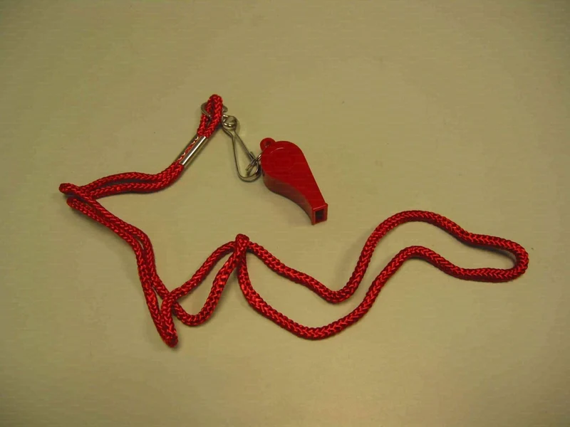 Fischietto in plastica con cordino ART 6450