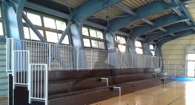 Tribuna fissa per interni Art. C7 struttura acciaio verniciato esempio 78 posti, mt 10 gradoni 4
