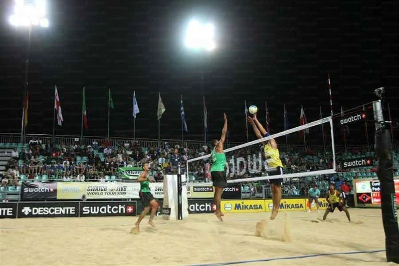 Impianto Beach Volley in acciaio a telescopio con bussola tridimensionale a norma F.I.V.B. dotato di 6 pali in legno mod. Montecarlo Art. 5500