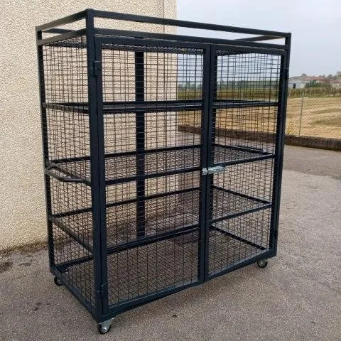 Armadio in rete verniciato con maniglioni e ruote Art. 1048