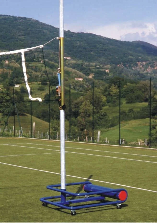 Impianto pallavolo monopalo trasportabile su basamento zavorrato con ruote e palo tondo di diametro Ø70mm. Art 5022