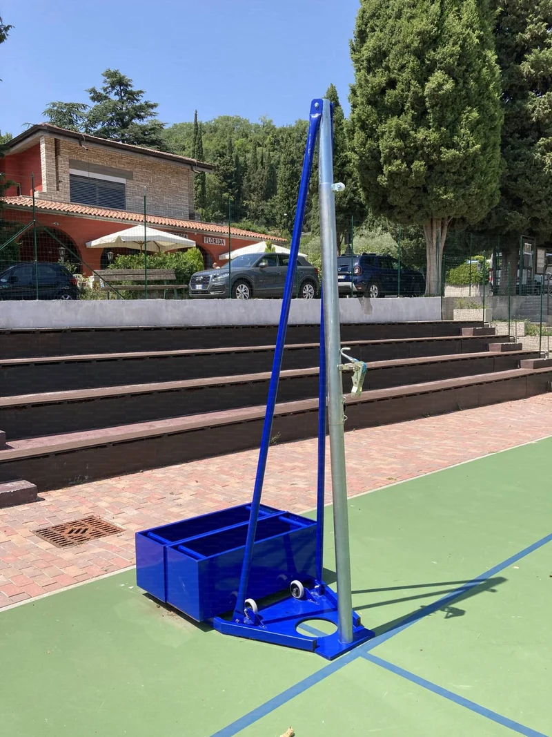 Impianto pallavolo a traliccio con tiranti ridotti, in acciaio, palo tondo Ø70mm, con dispositivo porta zavorra. Art 5021 In acciaio