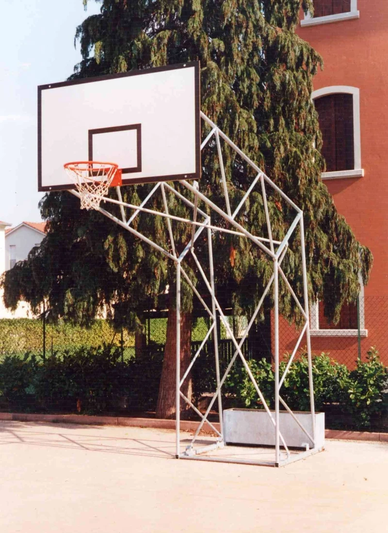 Impianto basket a traliccio in acciaio zincato, fisso, sbalzo 220cm. Art. 4251 con tabellone in legno