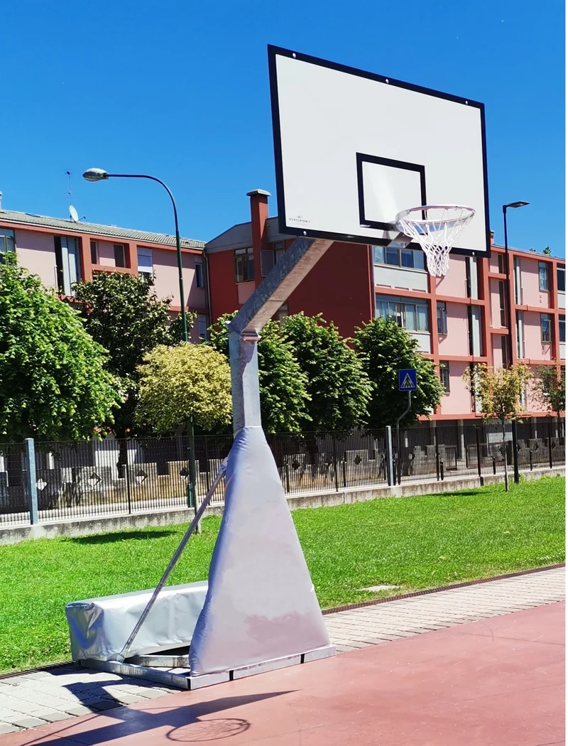Impianto basket monotubolare PER ESTERNO trasportabile con base a terra, sbalzo 165cm, tabellone in resina melaminica modello College art 4500