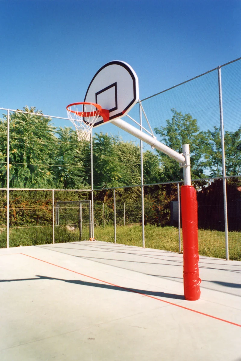 Impianto basket / minibasket monotubolare tondo in acciaio zincato, con bussole, tabelloni in lamiera, sbalzo 165cm Art. 4202