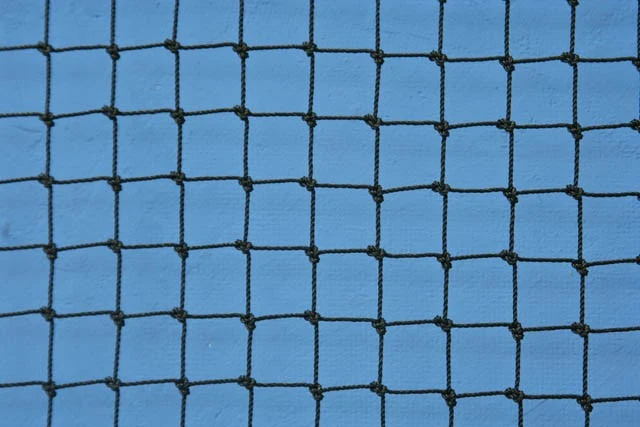 Reti di recinzione e delimitazione per campi sportivi Antioggetto e antipetardo con bordatura perimetrale e treccia di rinforzo da mm.6 ART.55 MAGLIA 18X2 mm